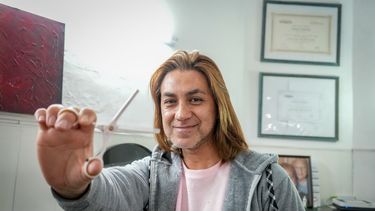 Una fuerte decisión lo convirtió en uno de los peluqueros más reconocidos de San Juan