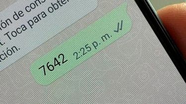 WhatsApp: por qué los jóvenes escriben 7642″ y qué significa