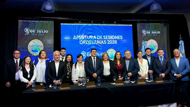 Banega, acompañado de intendentes y dirigentes del justicialismo.