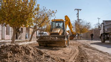 Mejor circulación en Rawson: repavimentan las calles de un populoso barrio