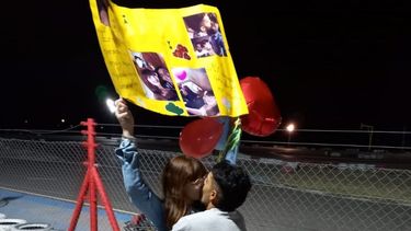 Amor fierrero en San Juan: ella le propuso matrimonio en medio de la pista de karting
