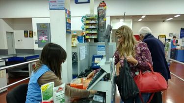 Los sanjuaninos no quieren pagar las bolsas de los supermercados