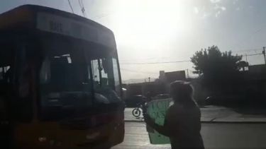 Sorpresa y llanto: la novia de un colectivero sanjuanino lo paró y le dijo algo inesperado