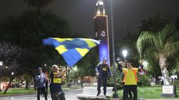 La Plaza 25 de Mayo se tiñó tímidamente de azul y oro La Plaza 25 de Mayo se tiñó tímidamente de azul y oro