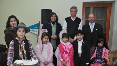 Pequeños alumnos vestidos de época visitaron al intendente