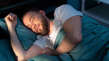 Dormir mejor: cómo la luz, la alimentación y los hábitos diarios influyen en el descanso