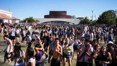 Un aluvión de estudiantes secundarios marchó al Teatro del Bicentenario y copó la fuente