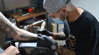 Cruces nazis, San la Muerte y clientes gimiendo: las locas historias de un tatuador sanjuanino