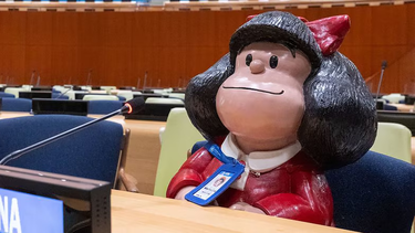 Mafalda, en la sede de la ONU, una de las instituciones que más presente está en la tira de Quino.
