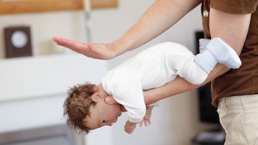 Aprendé cómo salvarle la vida a un bebé