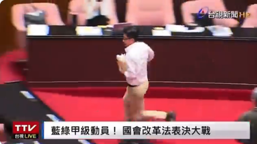 ¡Salió corriendo!: Diputado se robó un proyecto para que no lo traten