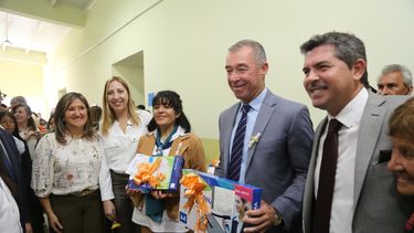 Orrego entregó 376 computadoras a docentes de Sarmiento y 25 de Mayo e inauguró una escuela en Cochagual