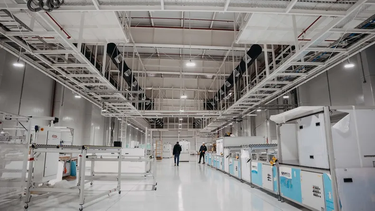 La fábrica de paneles solares de San Juan, ubicada en Pocito, dentro del predio de EPSE, está avanzando. Ya cuenta con máquinas y ahora esperan una laminadora, importante para el proceso de producción de los paneles.