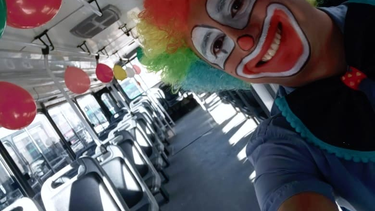 El chofer sanjuanino más tierno: se disfrazó y decoró el colectivo para celebrar con los pasajeritos