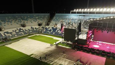 Arrancó la colocación de la cubierta protectora del césped del Estadio del Bicentenario