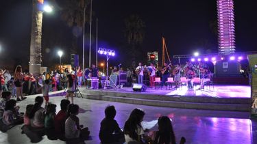 Con música y baile promocionaron los talleres culturales de Rawson
