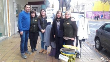 Perchero solidario, la iniciativa contra el crudo invierno