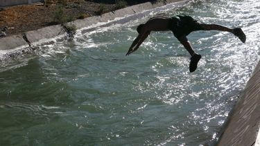 La pileta larga de la Benavídez, un peligro con 37º