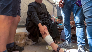 Habló el cura argentino que fue herido en el ataque a la única iglesia católica en Gaza