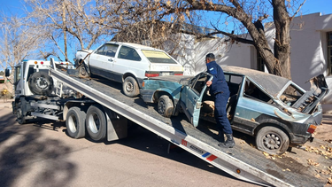 Trasladan los autos que se iban acumulando frente a la Comisaría desde hace 6 años, de Calingasta al depósito de 9 de Julio. Foto: Radio Manantial