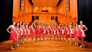 Las candidatas a Reinas del Sol descubrieron los secretos del Teatro del Bicentenario