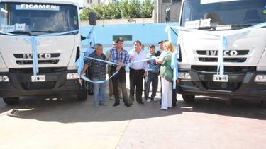 Uñac encabezó entrega de camiones y convenios por obras de agua potable