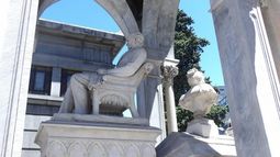 El mausoleo en el cementerio de la Recoleta con Del Carril y Tiburcia dándose la espalda por toda la eternidad.