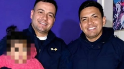 El subinspector Lucas Cortez y el cabo Exequiel Soler recibieron una distinción por su rápida intervención para salvar la vida de una bebé de apenas un año. El subinspector Lucas Cortez y el cabo Exequiel Soler recibieron una distinción por su rápida intervención para salvar la vida de una bebé de apenas un año.
