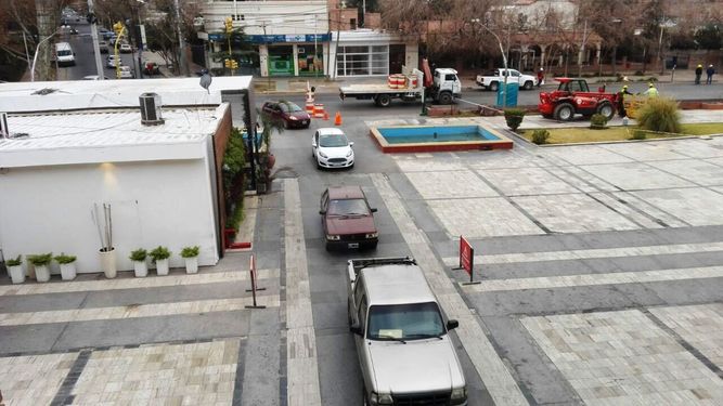 La calle estaba cortada y “se mandaron” por un estacionamiento