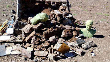 Los monumentos al General José de San Martín y a Bernardo O’Higgins dañados. Foto: Diario La Provincia SJ