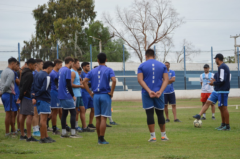 Unión, en el descenso: jugadores cuelgan los botines y se calzan el buzo de  DT