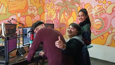 Al centro y con el pulgar en alto, la joven promesa del streaming sanjuanino, Faustino Moyano, en los estudios de Como! producciones.