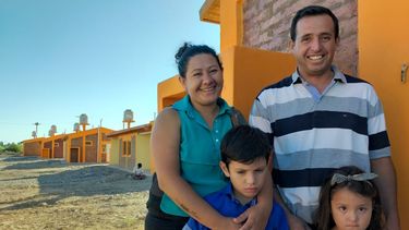 La emoción de recibir la casa que construyó con sus propias manos