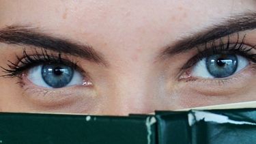 Reglas de oro para hacer que tus cejas se vean abundantes y hermosas