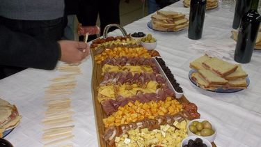 Entre brindis y jamón anunciaron el Primer Simposio de vinos y Sabores