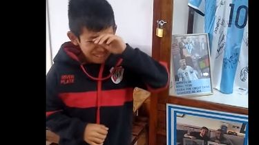 Video: la emocionante reacción de un niño al ver la camiseta de Messi en la Difunta Correa
