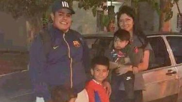 Simón junto a su esposa y sus hijos, antes de que su auto se incendiara.