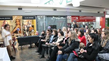 Flora relanzó su local con un taller sobre diseño de interiores