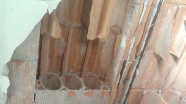 Dos empleados se salvaron de milagro tras la caída de parte del techo de una escuela