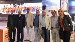 El embajador de la India impresionado por el stand de Minería