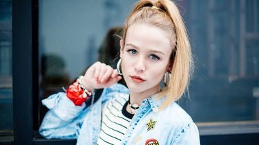 ¿Quién es la bomba rubia que protagoniza el vídeo de Pijama Party?