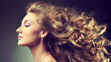 Mujeres, las melenas largas vuelven al ruedo: cómo cuidarla