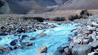 El arroyo turquesa de Barreal se viraliza una vez más con una impactante postal
