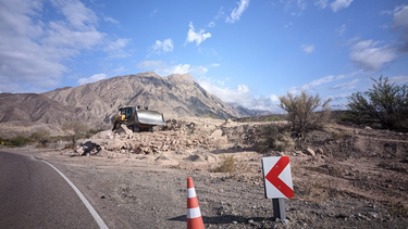 La Dirección Provincial de Vialidad realiza tareas de mejoramiento en la Ruta Provincial 436, clave para la conexión entre la Ciudad de San Juan y los departamentos cordilleranos.