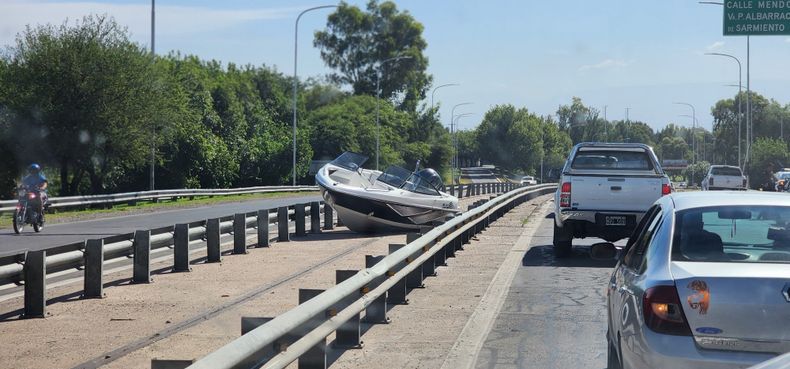 Una lancha quedó varada en medio de la Avenida de Circunvalación.