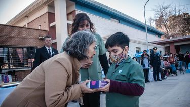 Los chicos de la Escuela Ianelli tuvieron Promesa a la Bandera y recibieron tablets