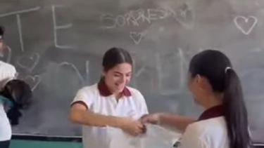 Emotivo gesto: estudiantes de Caucete le regalaron la campera de graduación a una compañera