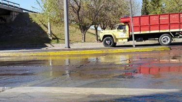 Colapsó una cloaca en una esquina muy transitada