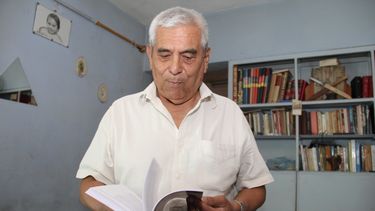 El poeta de Rawson abre el libro de su vida