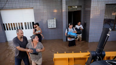 Brasil vive escenas desbastadoras por las inundaciones que afectan el sur del país.